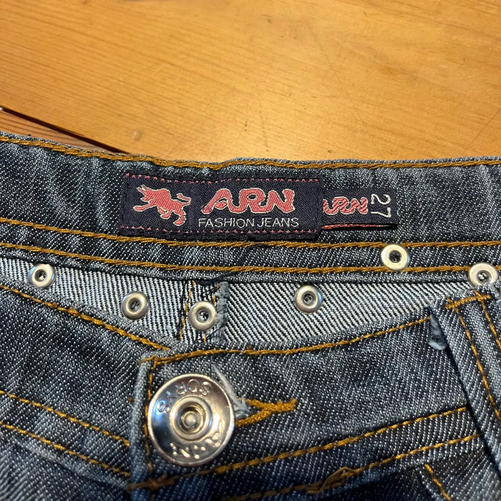 Super fina mörkblå vintage jeans från ARN fashion jeans! Midjemått 35cm rakt över och innerbenslängden 78 cm. Storlek 27 men passar som S. Jag säljer för att de har blivit för korta för mig!💞. Jeans & Byxor.