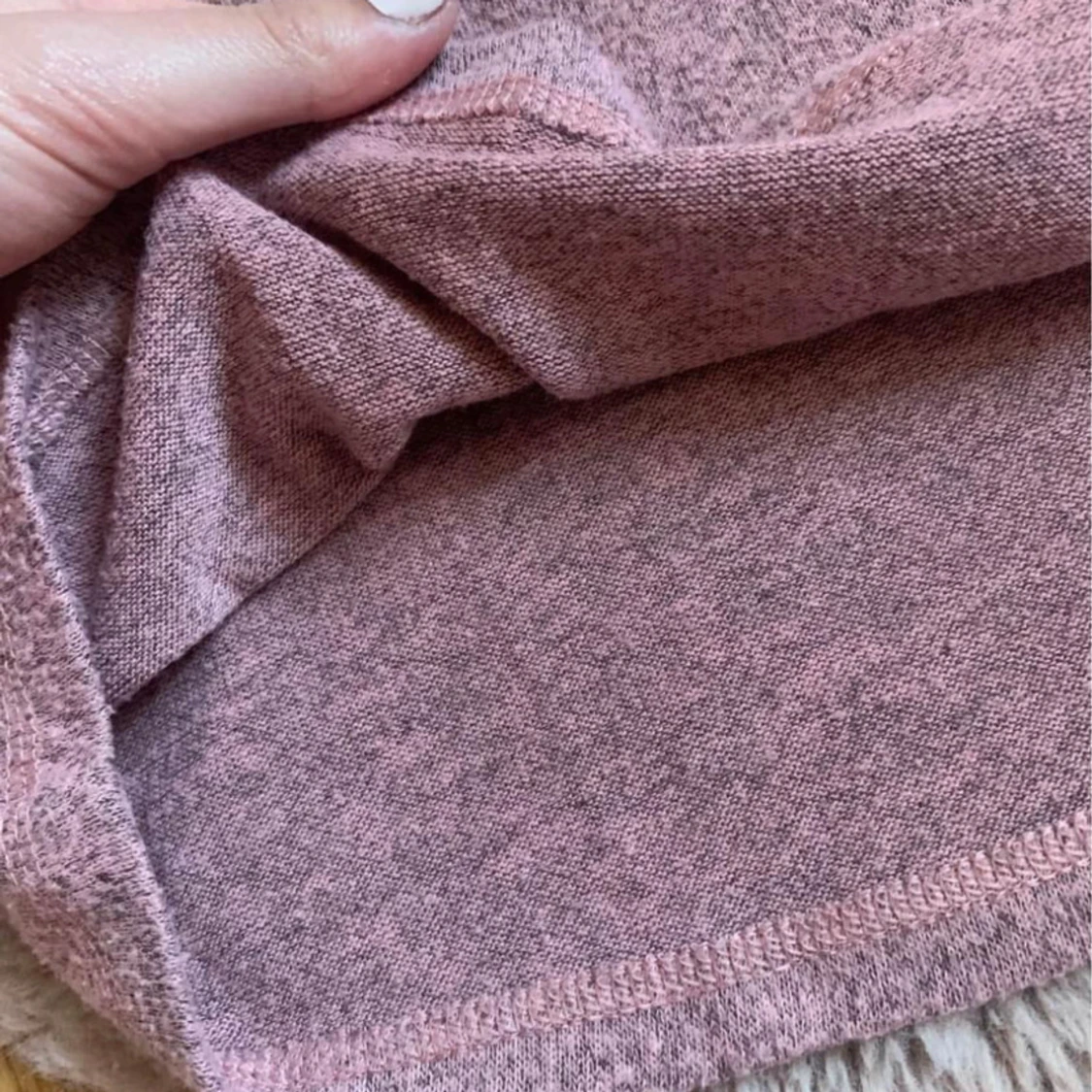 Rosa hoodie med texten 'LOVE IS THE ANSWER' - 92