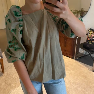 Blus - Så söt blus med broderier och puffärmar🤍