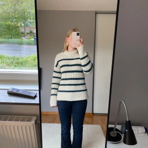 Vit/grön randig stickad tröja - Fin och skönt stickad tröja med krage. Har använts ett fåtal gånger och är i bra skick