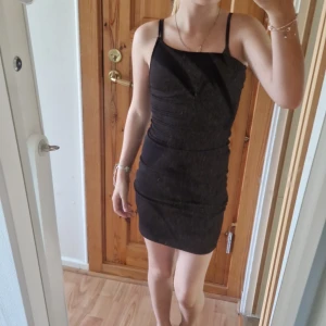 Svart klänning💘 - Svart klänning med ett band på vänster sida. 