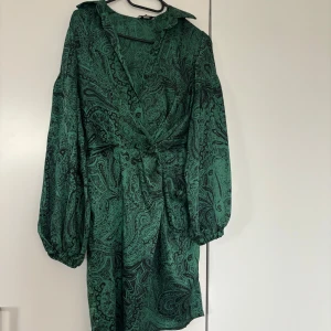 Grön klänning - Bra skick, köpt från ASOS men märket är TopShop