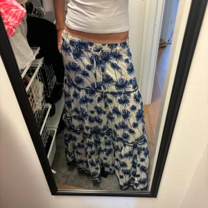 Långkjol  - Supergullig långkjol i mycket bra skick💙💙