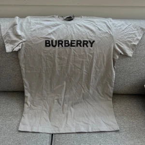 Burberry tshirt - Jättefin aldrig använd 