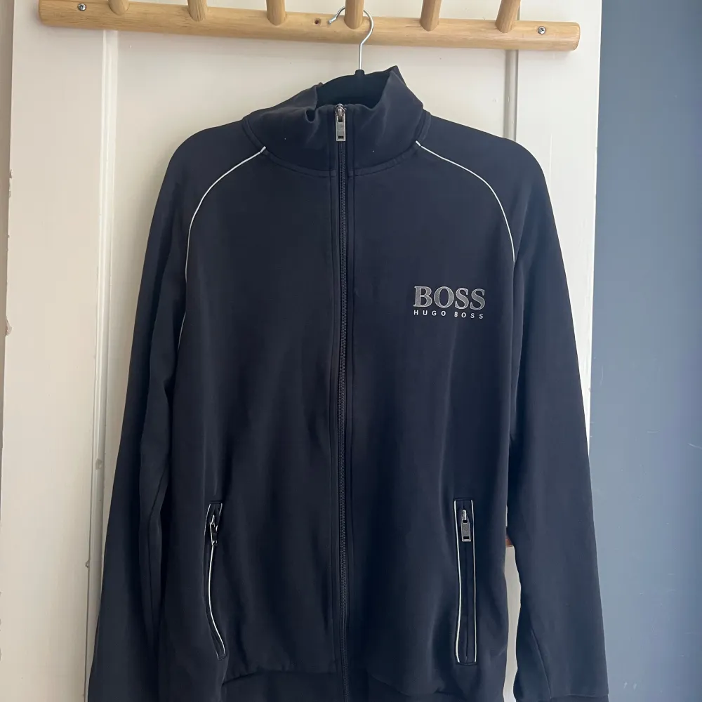 Hugo boss tröja. Säljer då den inte används längre. Storlek:m sitter som small. Passar bra om du är runt 170. Neuletakit & Villapaidat.