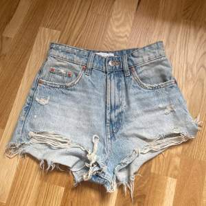  Ljusblå jeans shorts från Zara i storlek 32. Kontakta mig vid frågor eller intressen💕