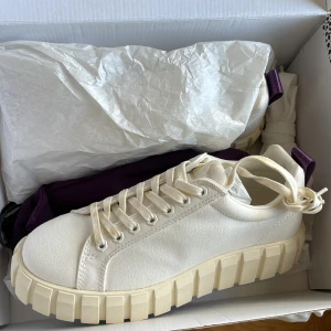 Eytys odessa sneakers  - Vita chucky sneakers från Eytys. Skosnörena har fått lite fläckar med det kommer ett till par snören i lådan. Skorna har generellt ingen tecken på användning. 
