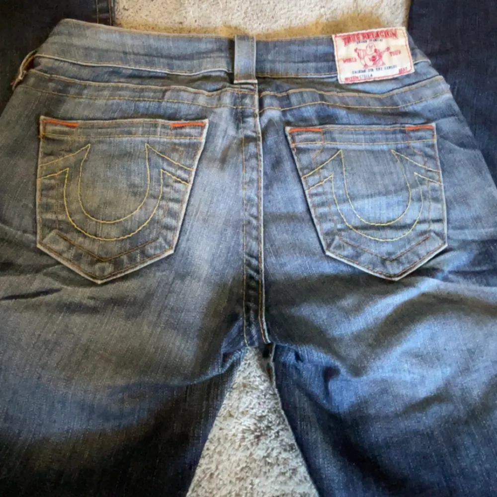 Skit snygga truey jeans. De är skinny men man kan sy om dem t bootcut om man vill. Storlek 26 i midjan. Innerbenslängd: ca 68, man kan även sprätta ner dem om man vill. Midjemåttet rakt över: ca 34🤗Kan gå ner i pris!! OBS: luktar starkt. Jeans & Byxor.