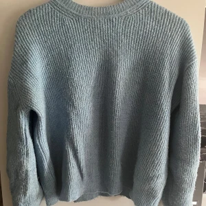 Stickad tröja - Köpt secondhand och använd flitigt av mig. Jättefin passform och skönt material💗