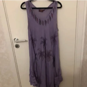 Klänning - En så fin luftig One size klänning från märket Ritu, skulle uppskatta storleken att vara en Large. 