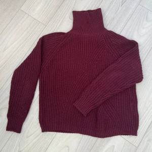 Pieces stickad yröja - Superfin vinröd stickad tröja från Pieces i storlek M. Fint skick!