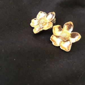  blomöronhängen  -  guldfärgade Fina öronhängen