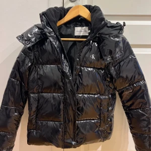 Calvin Klein vinterjacka  - Säljer min SUPERfina vinterjacka från Calvin Klein som har använts två vintrar sparsamt så fortfarande i jättebra skick! Priset kan diskuteras så hör av dig vid frågor. 