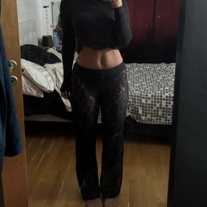 Spetsbyxor från prettylittething - Säljer ett par oanvända spetsbyxor från plt. Prislappen kvar. Är 165 skulle säga att de är lite korta på mig. S/M