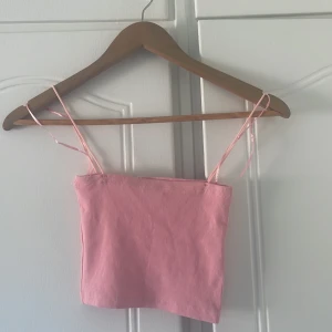 Tube topp - En rosa croppad linne från Zara. Den är väldigt fin och bekväm