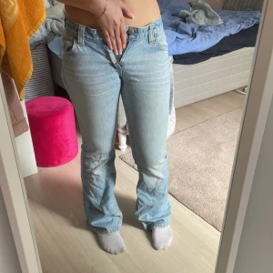 Lågmidjade jeans - Jätte fina jeans från lee i typ nyskick är för små för mig drf jag säljer! 