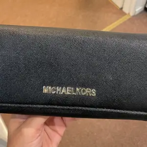 Säljer en svart Michael Kors plånbok i bra skick🖤