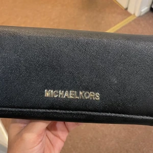 Michael Kors plånbok  - Säljer en svart Michael Kors plånbok i bra skick🖤