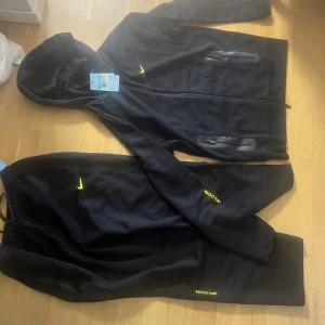 Nocta Nike techfleece med kvitto - Säljer min nocta nike tech som är helt ny, fick den i present fast den var för stor på mig den är storlek M, den är helt o använd, för mer information så kan du meddela.