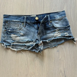 Håliga jeansshorts från river island - Säljer dessa snygga vintage jeansshortsen från river island i st xs men passar en s också