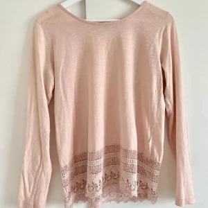 Bomullströja - Fin rosa långärmad tröja med spets nertill🥰 siperbekväm