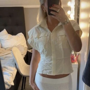 Creme vit topp // Gina tricot  - En snygg creme vit topp ifrån Gina. Säljer pga att den inte passar mig längre.