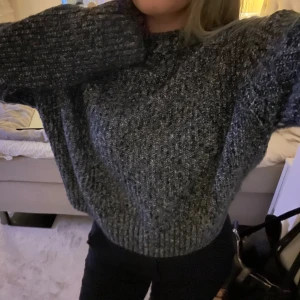Stickad tröja - Jättefin stickad tröja i en svart/grå färg❤️ nypris 299