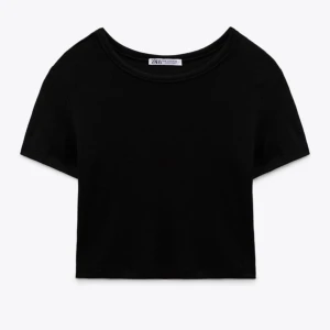 Kort topp från zara ❤️ - Säljer nu denna så fina tröjan!!🙌🏼🙌🏼 verkligen jättesöt o sååå skön då den är i ett tunt finstickat material 💞 Den är så lätt o len mot huden o passar till alla tillfällen❤️skulle säga att den passar XS-L beroende på hur tight o kort man vill ha den 🙌🏼