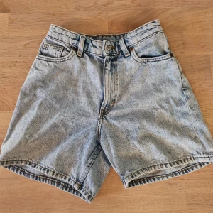 Bermuda jeansshorts!  - Bermuda jeansshorts i storlek 24 från Monki!💗