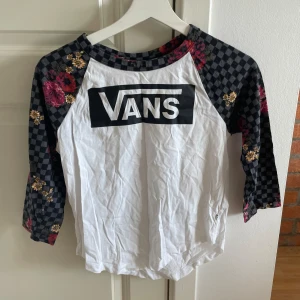 VANS trekvartsärmar med mönster  - Väldigt bra skick, knappt använd. XS