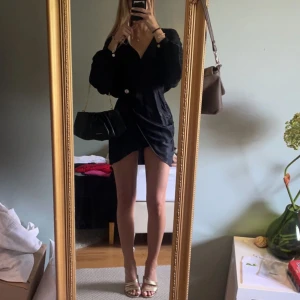 Klänning  - Satin klänning med guld detaljer från zara. Otroligt fin och classy