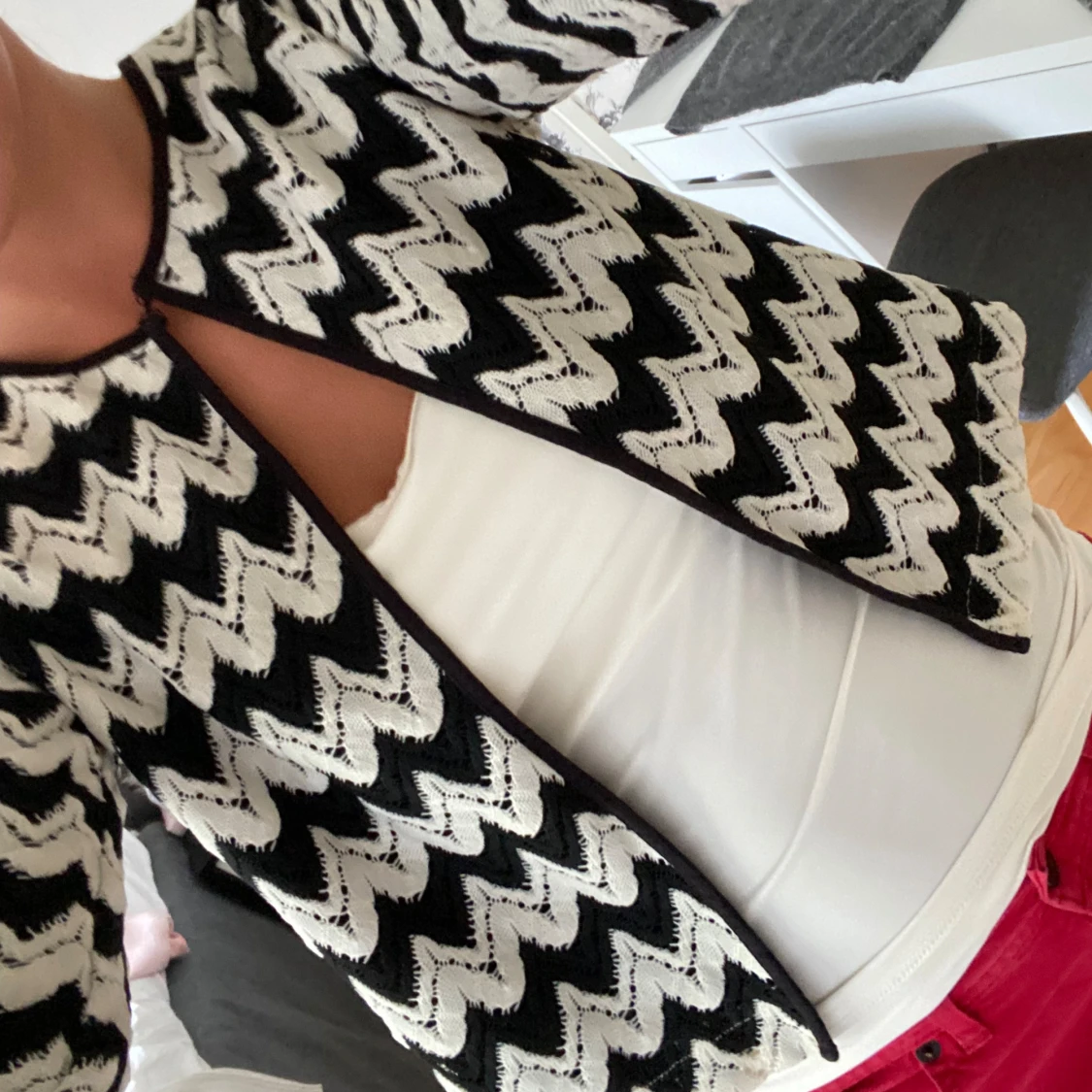 Kofta med svarta o vita ränder - 91