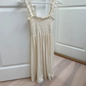 Vit klänning  - Jätte vacke vit klänning, väldigt skönt material  och använd ett fåtal gånger men är k mycket bra skick. Normal i storleken kan även passa som storlek S 