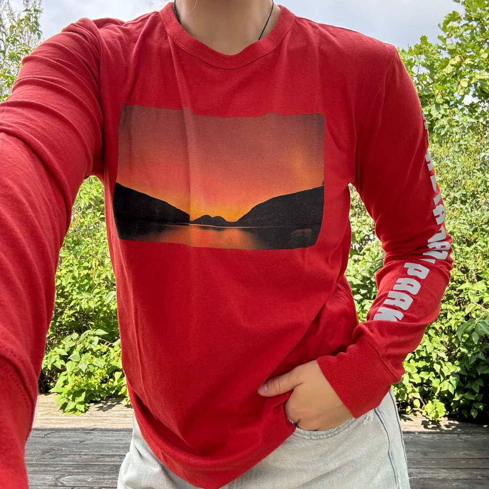 Röd❤️, långärmad tröja med coolt solnedgångsmotiv🌅, reflex-text på vänster arm och reflex-logga i nacken. Från märket ”tailgate” köpt på American Eagle. Storlek (unisex): XS (stor i storleken, fungerar för mig som är S/M). Material: 100% bomull. :). Tröjor & Koftor.