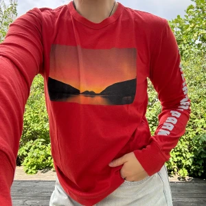 Långärmad cool tröja med reflex-detaljer - Röd❤️, långärmad tröja med coolt solnedgångsmotiv🌅, reflex-text på vänster arm och reflex-logga i nacken. Från märket ”tailgate” köpt på American Eagle. Storlek (unisex): XS (stor i storleken, fungerar för mig som är S/M). Material: 100% bomull. :)