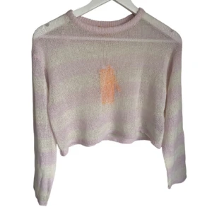 Sheer stickad crop top - Tunn stickad crop top från Ginatricot, i nyskick med lapparna kvar. Orginalpris 199kr. Storlek 146/152 men passar även S/M. Rosa och vit randig.