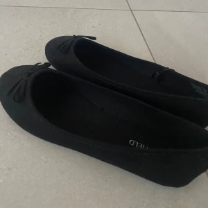 Svarta ballerina skor - Säljer dessa ballerina skor då det inte passade mig!  Aldrig använda!