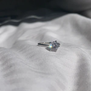 Silver ring - Vet inte om d äkta silver men använt den ganska mycket och inte blivit missfärgat eller något sånt! Priset går att diskutera vid snabb affär.🤗