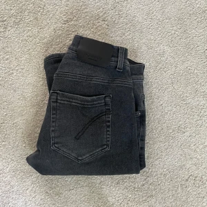 Dondup george jeans - Säljer nu mina sjukt feta och eftertarktade dondup geroge jeans. Storlek 30. Jag på bilden är ungefär 182 och väger 68kg. Nypris~ 3500. Mitt pris: 1250. Hör av er vid frågor eller funderingar 