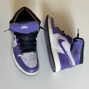 Ett par Jordan 1 Air Zoom Köpta på SneakersNStuff i Berlin för ungefär 3 år sedan så det finns ej kvar kvitto eller box till skorna. Använda i ungefär ett halvår innan dem hamnat på hyllan. Skick 7/10 