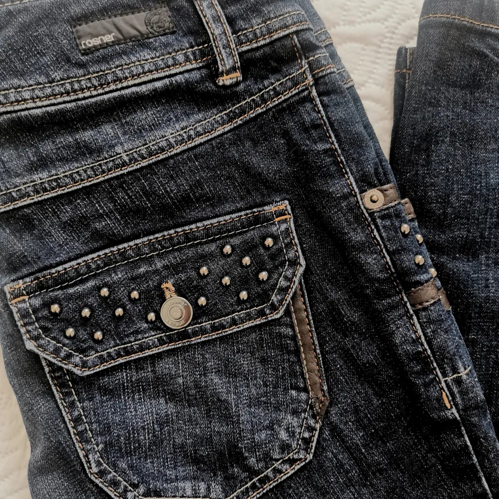 Jeans med snygga detaljer i mycket gott skick. . Jeans & Byxor.