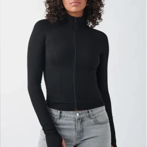 träningströja - denna skitsnygga zip koftan i tyg. Endast använd en gång!  