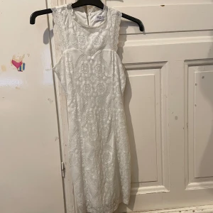 Fin sommarklänning - Jätte fin tight kort sommarklänning. Jag säljer den eftersom den är för kort för mig. Nästan aldrig använd. 