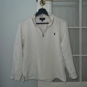 Ralph lauren zip - Riktigt snygg half zip från Ralph lauren. Storlek M kids. Färgen är off White så inte krispig utan lite mörkare. Tveka inte vid frågor 