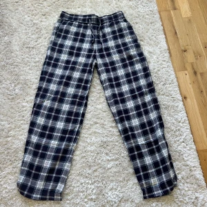 Pyjamasbyxor från bondelid - Säljer mina pyjamasbyxor som är i jättebra skick. Från bondelid. Nypris 599