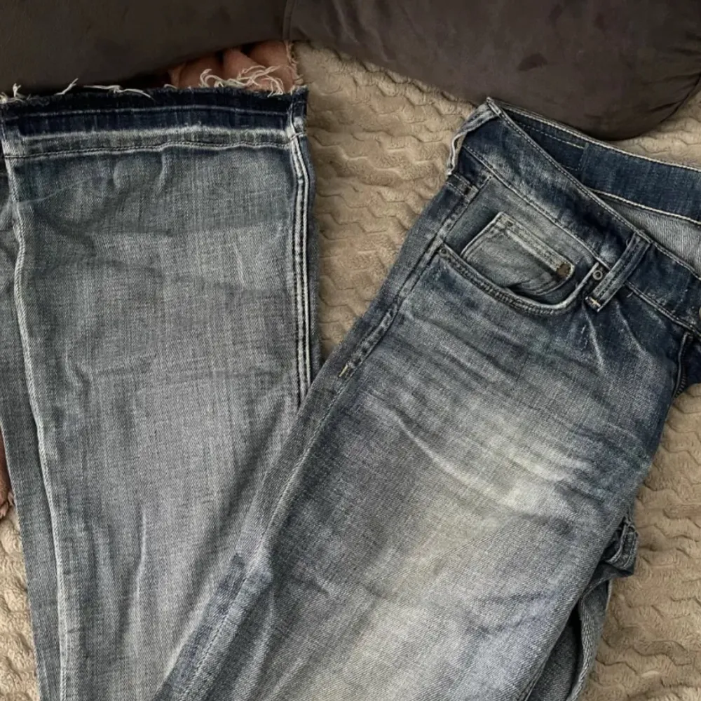 Nu säljer jag min super snygga jeans från hm. Som tyvärr inte kommer till användning länge. Lågmidjade och bootcut. Med ett hål på knät😍. Jeans & Byxor.