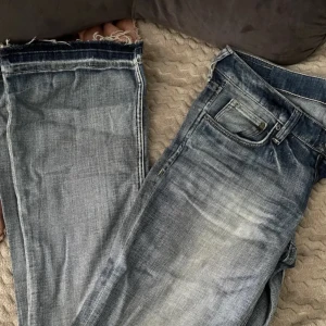 Jeans - Nu säljer jag min super snygga jeans från hm. Som tyvärr inte kommer till användning länge. Lågmidjade och bootcut. Med ett hål på knät😍