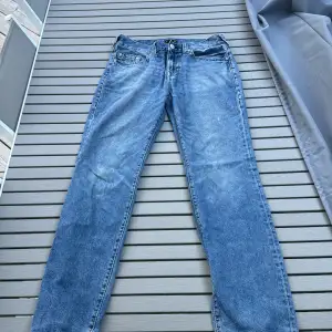 Säljer mina true religion jeans därför som de inte passar längre. Storlek 33 model geno relaxed slim och är i bra skick bortsätt från lite heeldrag och ett litet hål mellan benen men inget som är svårt att fixa. Inseam är 84cm köpta i kalifornien usa