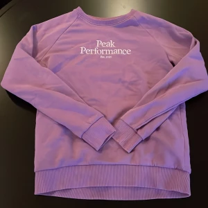 Peak performance tröja - Den är nästa helt oanvänd. Det är en sweatshirt. Jätte fin och gullig. Storleken är 150.