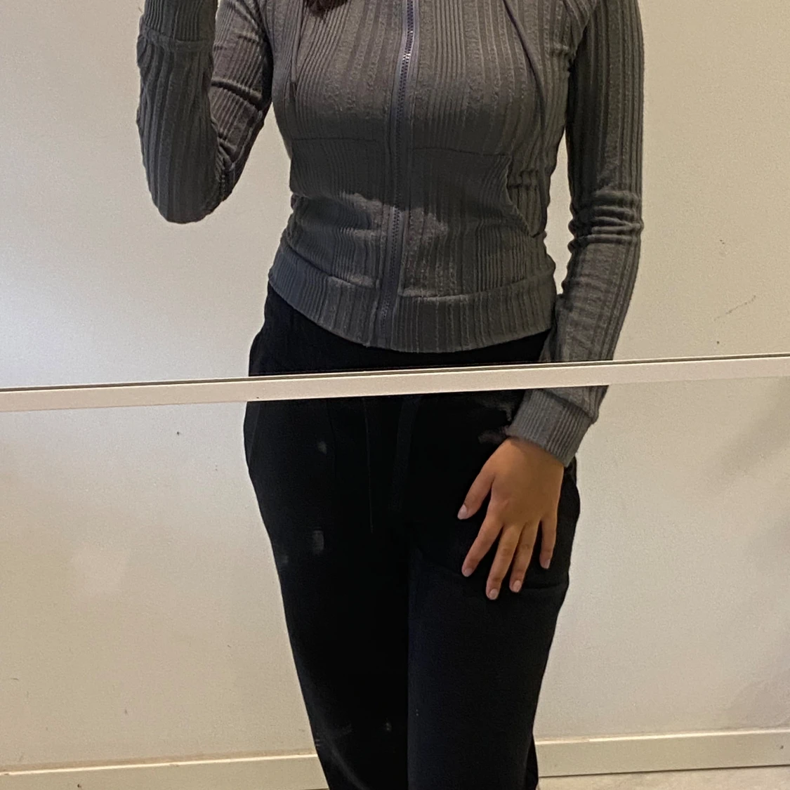 Grå ribbad hoodie - 90